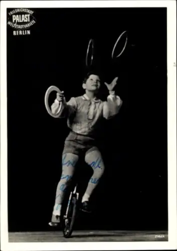 Foto Friedrichstadtpalast Berlin, Artist Joschi Pasina, der auf einem Einrad jongliert, Autogramm