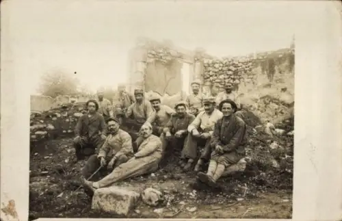 Foto Ak Französische Soldaten bei der Rast, Gruppenbild vor einem zerstörten Gebäude