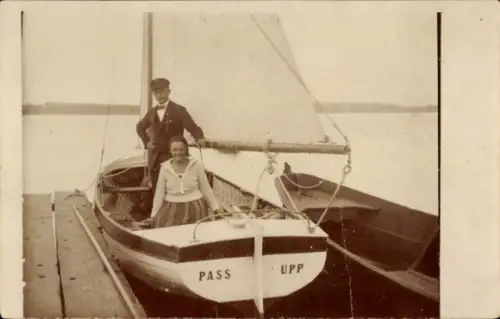 Foto Ak Mann mit Frau in einem Segelboot, Segeln