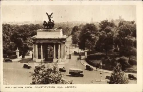 Ak City of Westminster London England, Wellington Arch,  Statue, Bäume, Straßenverkehr