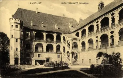 Ak Landshut in Niederbayern,  Burg Trausnitz, Schloßhof,  Architektur