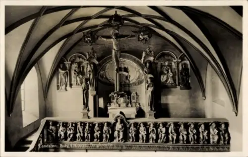 Ak Landshut in Niederbayern, Kreuzigungsszene, Figuren, gotische Architektur, Landshut