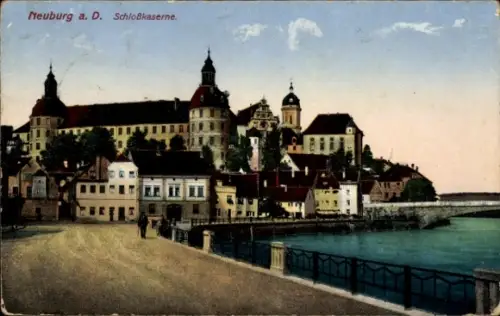 Ak Neuburg an der Donau Oberbayern, Neuburg a. D. Schloßkaserne, Gebäude, Wasser, Brücke, Mensche