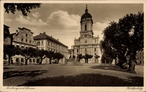 Ak Neuburg an der Donau Oberbayern,  Karlsplatz, Gebäude, Bäume, Himmel