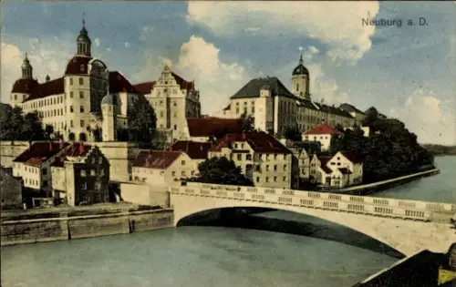 Ak Neuburg an der Donau Oberbayern, Neuburg a. D., Schloss, Brücke, Fluss,  Architektur