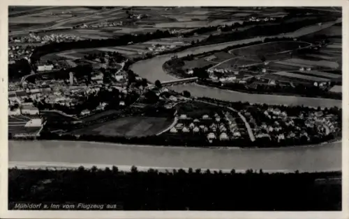 Ak Mühldorf am Inn Oberbayern, Luftaufnahme von  Fluss, Häuser, Felder