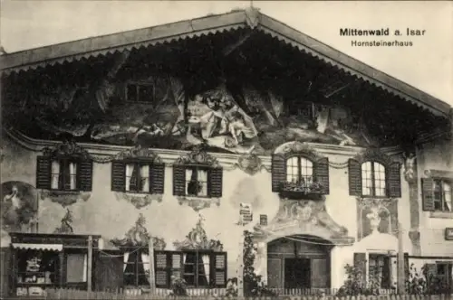Ak Mittenwald in Oberbayern, Mittenwald a. Isar, Hornsteinerhaus, Wandmalereien, Fenster mit Läde