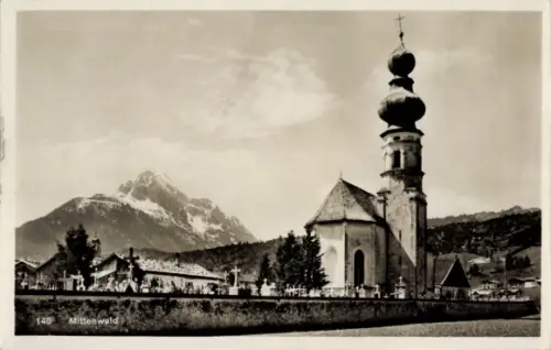 Ak Mittenwald in Oberbayern, Kirche mit Zwiebelturm, Berge im Hintergrund, Mittenwald