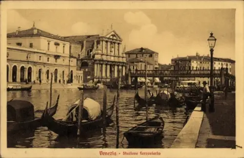 Ak Venezia Venedig Veneto,  Stazione ferroviario, Kanal mit Gondeln,  Gebäude