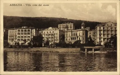 Ak Opatija Abbazia Kroatien, Häuserfront mit Meerblick