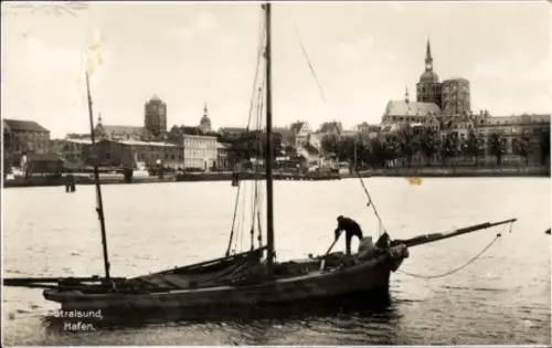 Ak Stralsund in Vorpommern, Hafen, Stadt, Fischer im Boot