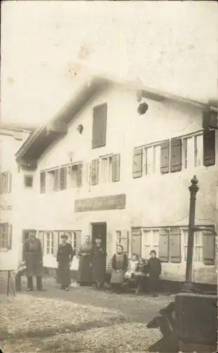 Ak Kraiburg am Inn Oberbayern, Schlosserei Johann Dobmeier, Haus Nr. 76, Personen vor dem Gebäude