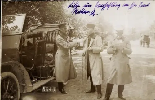 Foto Ak Trier an der Mosel, Adlige steigen aus dem Auto aus