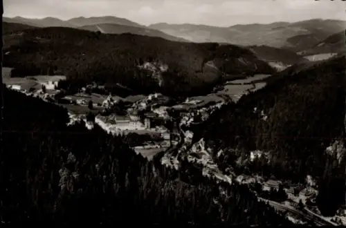 Ak St. Blasien im Schwarzwald, Landschaft mit Wäldern, Hügeln, Ort  Kindergenesungsheim