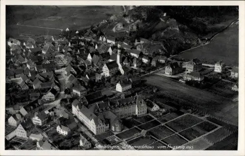 Ak Schelklingen Schwäbische Alb, Luftaufnahme von  St. Konradihaus, viele Häuser, Felder