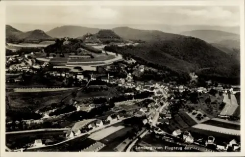 Ak Lemberg in der Pfalz, Lemberg vom Flugzeug aus, Landschaft, Hügel, Häuser, Fotografie