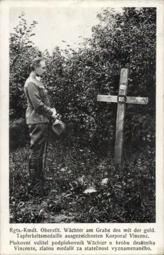 Ak Regiment-Kommandant Wächter am Grabe mit der goldenen Tapferkeitsmedaille