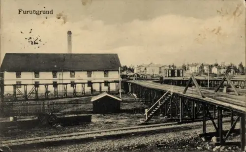 Ak Furuögrund Schweden,  Gebäude auf Stelzen, Holzweg, Schornstein