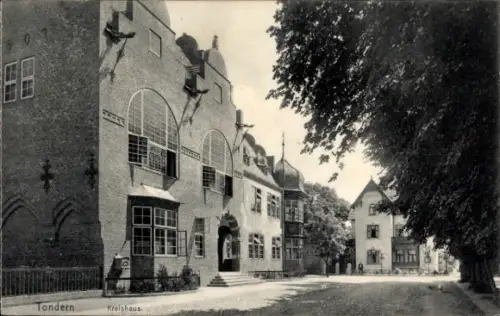 Ak Tønder Tondern Dänemark,  Kreishaus, Straße, Bäume, Schwarz-Weiß-Foto