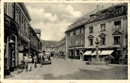 Ak Næstved Naestved Sjælland Seeland Dänemark,  Straße mit Autos, Geschäfte, Brunnen
