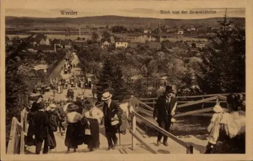 Ak Werder an der Havel, Blick von der Bismarckhöhe, Besucher beim Aufstieg
