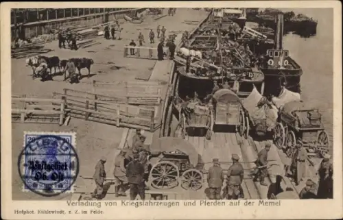 Ak Osteuropa, Verladung von Kriegsfahrzeugen und Pferden auf der Memel, I WK