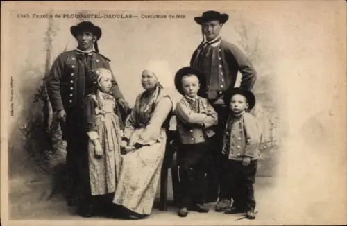 CPA Plougastel Daoulas Finistère, Une Famille, Costumes de fête
