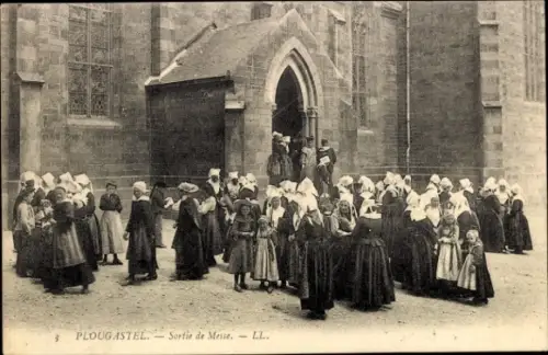 CPA Plougastel Daoulas Finistère, Sortie de Messe