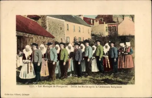 CPA Plougastel Daoulas Finistère, Les Mariages, Défilé de Mariés après la Cérémonie Religieuse