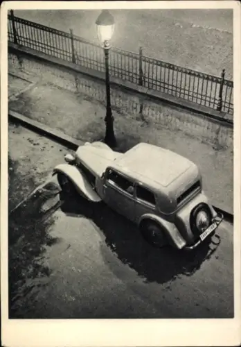 Ak In Nacht und Regen, Geparktes weißes Auto unter einer Laterne