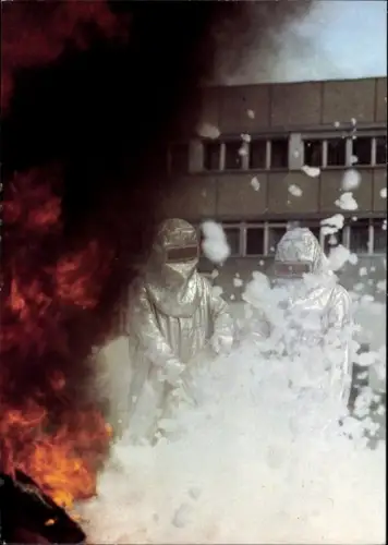 Ak Aus der Arbeit der Feuerwehr, Hohe Temperaturen sind kein Hindernis