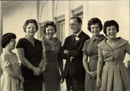 Ak Königin Juliana der Niederlande, Prinz Bernhard, Prinzessinnen Beatrix, Irene, Margriet, Marijke