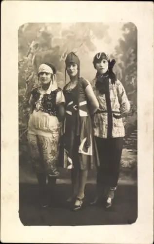 Foto Ak Frauen in Karnevalskostümen