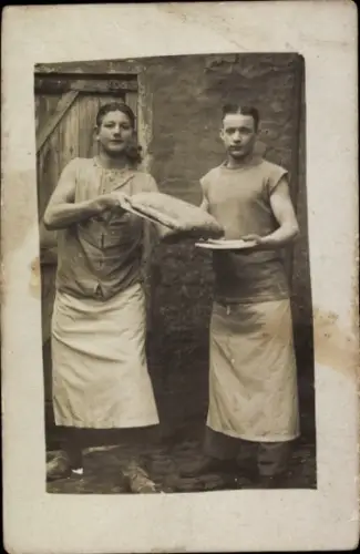 Foto Ak Zwei Männer bei der Arbeit, Schürze, Bäcker?