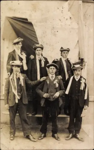 Foto Ak Gruppenfoto junger Männer, Fahne