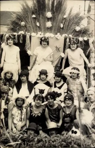 Foto Frauen in Kostümen, Fest, Gruppenfoto