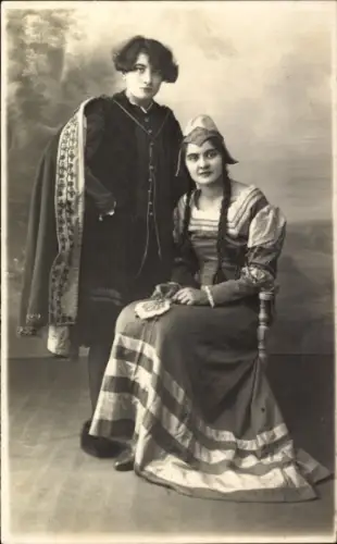 Foto Ak Frau und Mann in Kostümen, Porträt