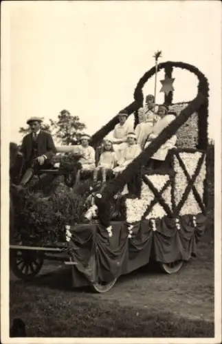 Foto Ak Fest, Festzug, Geschmückter Wagen