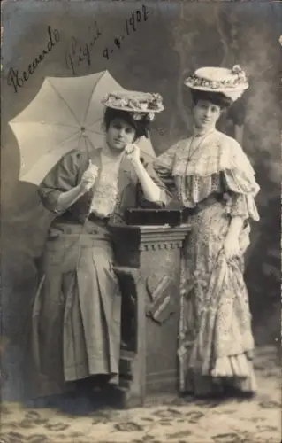 Ak Zwei junge Frauen, Kleider, Sonnenschirm