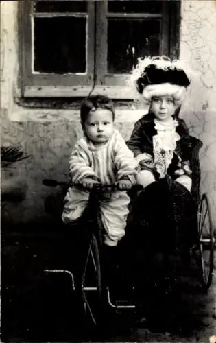 Foto Ak Zwei Kinder, Fahrrad, Mädchen in Kostüm