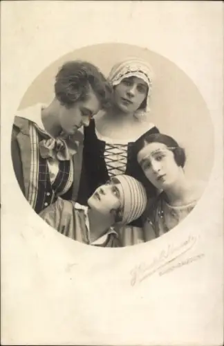 Foto Ak Frauen und Mann in Kostümen, Gruppenfoto