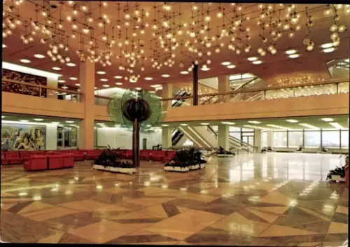 Ak Berlin Mitte, Palast der Republik, Hauptfoyer mit Gläserner Blume und Galerie