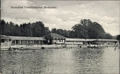 Ak Friedrichshafen am Bodensee, Strandbad  Bodensee, Schwimmer, Gebäude am Wasser