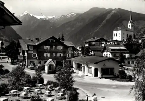 Ak Kaprun in Salzburg, Landschaft mit Bergen,  Gebäude, Kirche, Cafétische