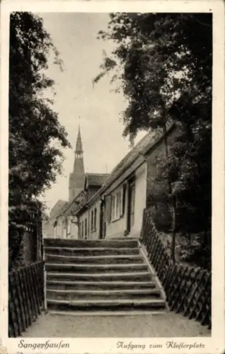 Ak Sangerhausen am Harz,  Aufgang zum Kloisterplatz, Treppe, Kirche im Hintergrund