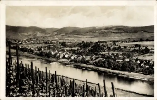Ak Brauneberg an der Mosel,  Flusslandschaft, Weinberge, Häuserreihe