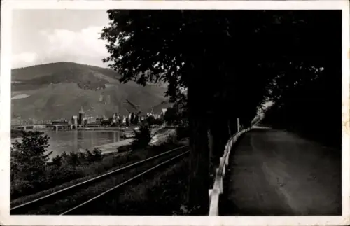 Ak Bernkastel Kues an der Mosel, Blick über die Gleise zum Ort