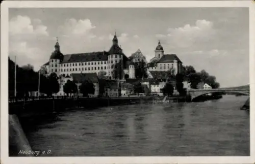 Ak Neuburg an der Donau Oberbayern,  Schloss, Fluss, Brücke