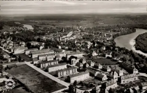 Ak Mühldorf am Inn Oberbayern, Luftaufnahme von  obere Stadt, Fluss, Wohngebäude