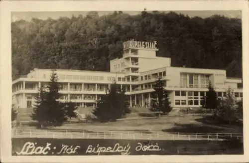 Ak Kúpele Sliač Szliácsfürdő Slowakei, Kurhaus, KÜPELE SLIAČ, Bäume, Wiese